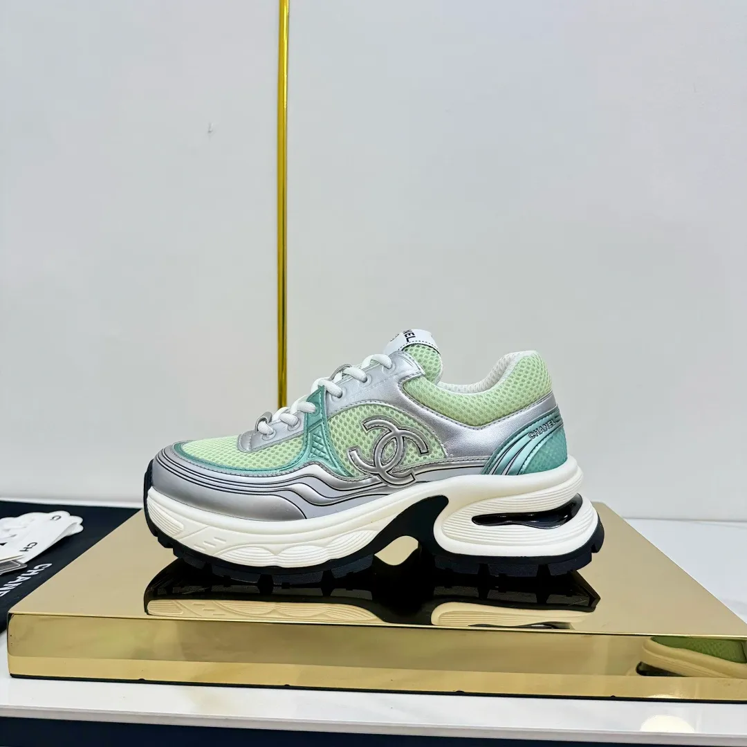 👟👟Ex-factory price 680👟👟 Upgraded version, upgraded version, upgraded version! No rebuttal accepted! ! ! ! Chanel Chanel panda shoes! 2025 counter's top casual sports shoes. This classic design; the upper is electro-embroidered with a variety of techniques; the outsole is fashionable and sporty; the unusual inclusion of a variety of color matching elements... The diversified mix and match is very good-looking and versatile, and can be used for leisure, fashion, sports, and outdoor... ꫛꫀꪝ Go➫ Materials: ❶Upper made of: original imported first-layer silk cowhide + original waterproof cloth + original first-layer cowhide ❷Inner lining: Original Yangli+Net ❸Outsole based on: Original TPU combination outsole Counter boutique packaging complete set for women 35–41 👉 👉 👉 👉